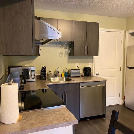 1 Bedroom Suite In Langford. 維多利亞 外观 照片