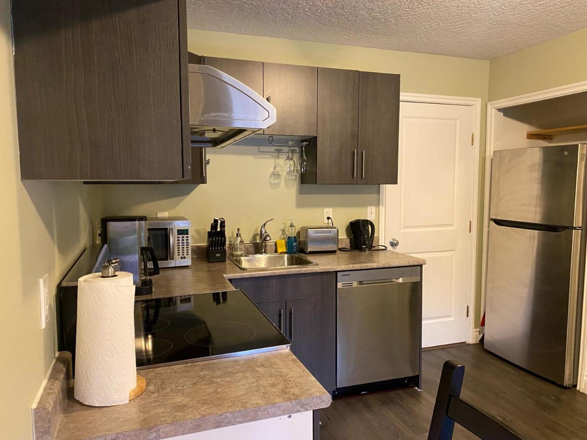 1 Bedroom Suite In Langford. 維多利亞 外观 照片