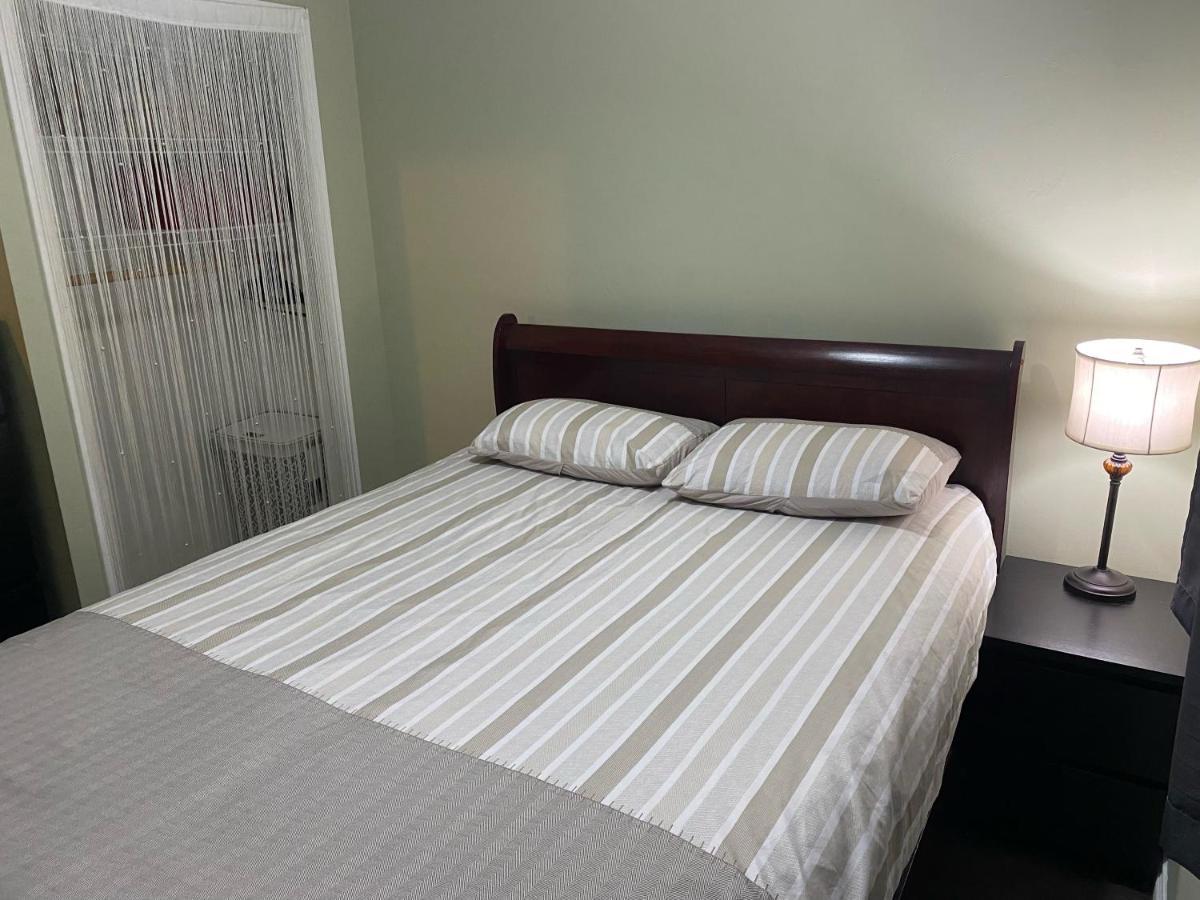 1 Bedroom Suite In Langford. 維多利亞 外观 照片