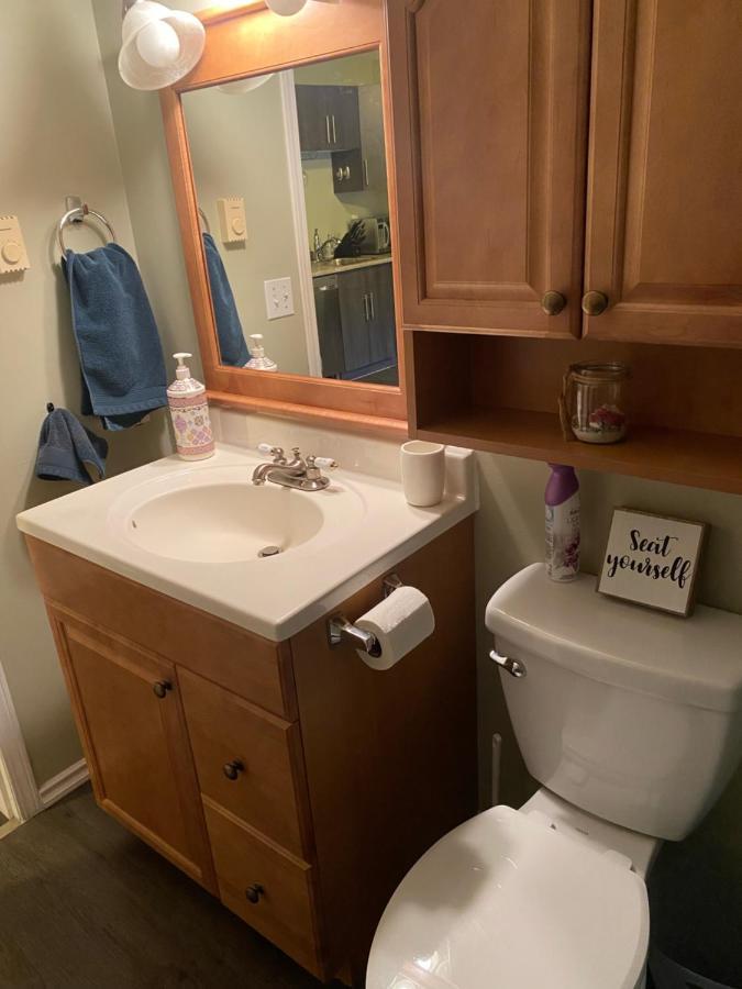 1 Bedroom Suite In Langford. 維多利亞 外观 照片