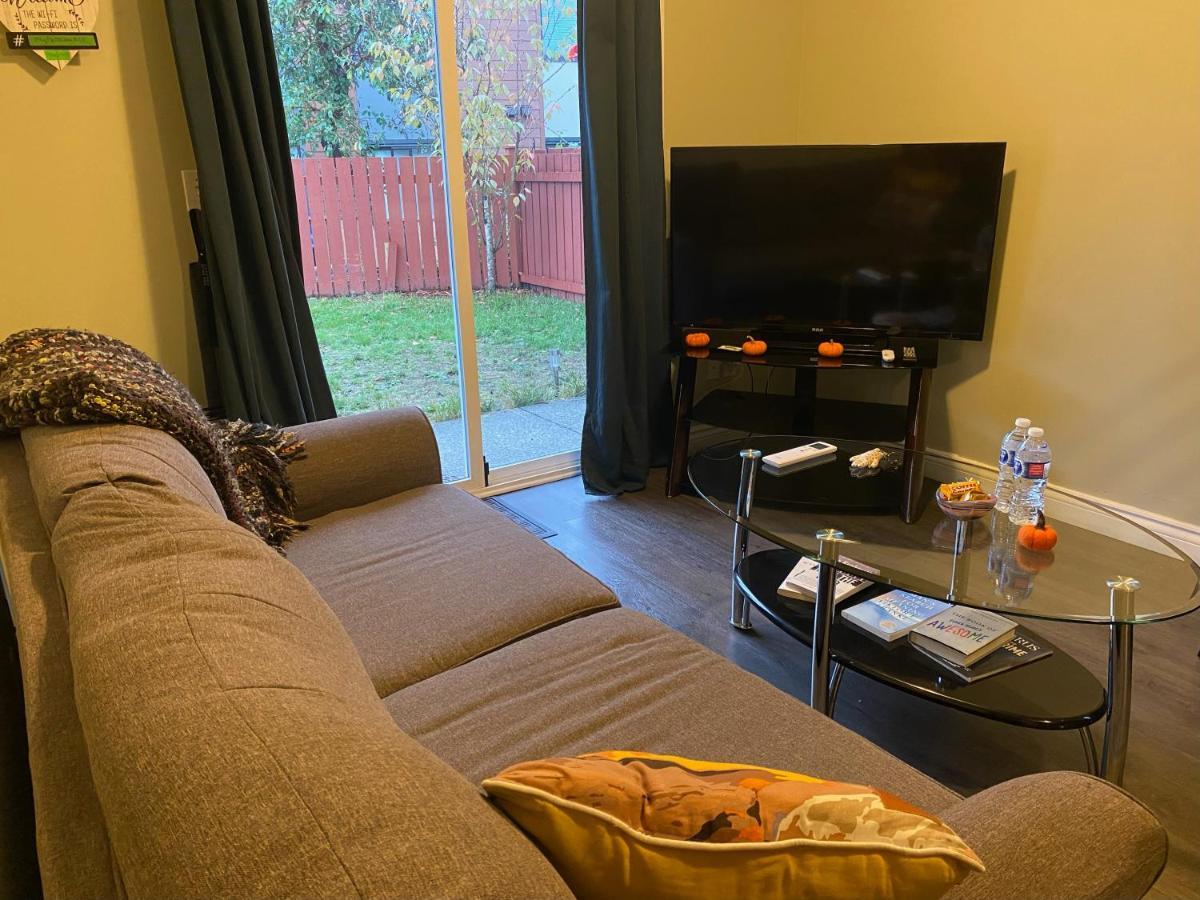 1 Bedroom Suite In Langford. 維多利亞 外观 照片