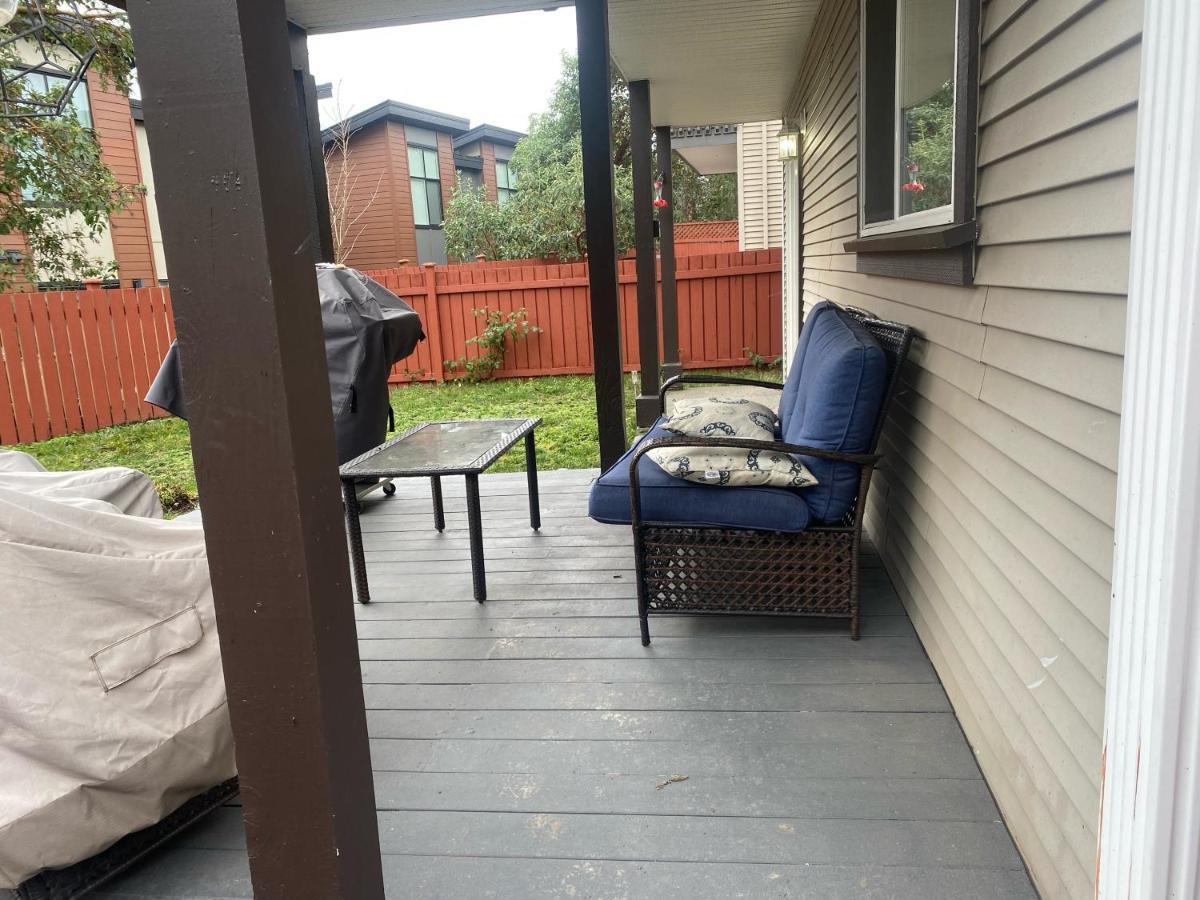 1 Bedroom Suite In Langford. 維多利亞 外观 照片