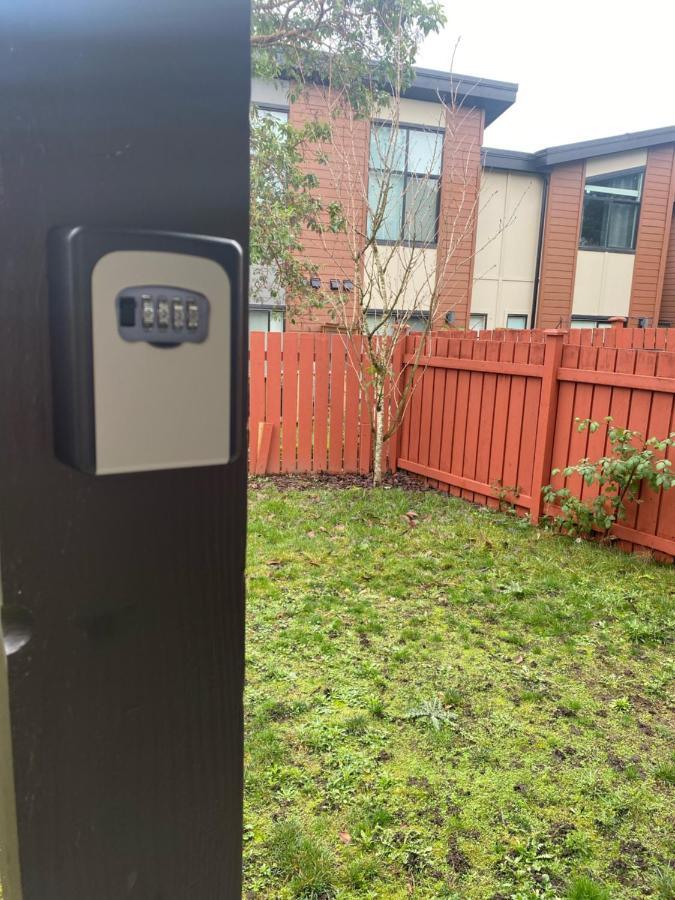 1 Bedroom Suite In Langford. 維多利亞 外观 照片
